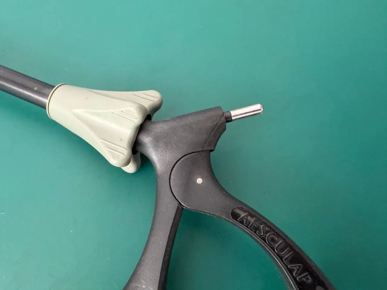 Затискач монополярний кігтьовий Aesculap PO623R ADTEC 2x3 зубці 10mm, ручка PO958R