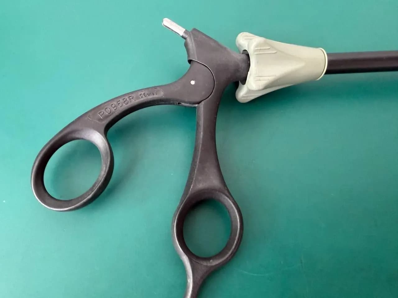 Затискач монополярний кігтьовий Aesculap PO623R ADTEC 2x3 зубці 10mm, ручка PO958R