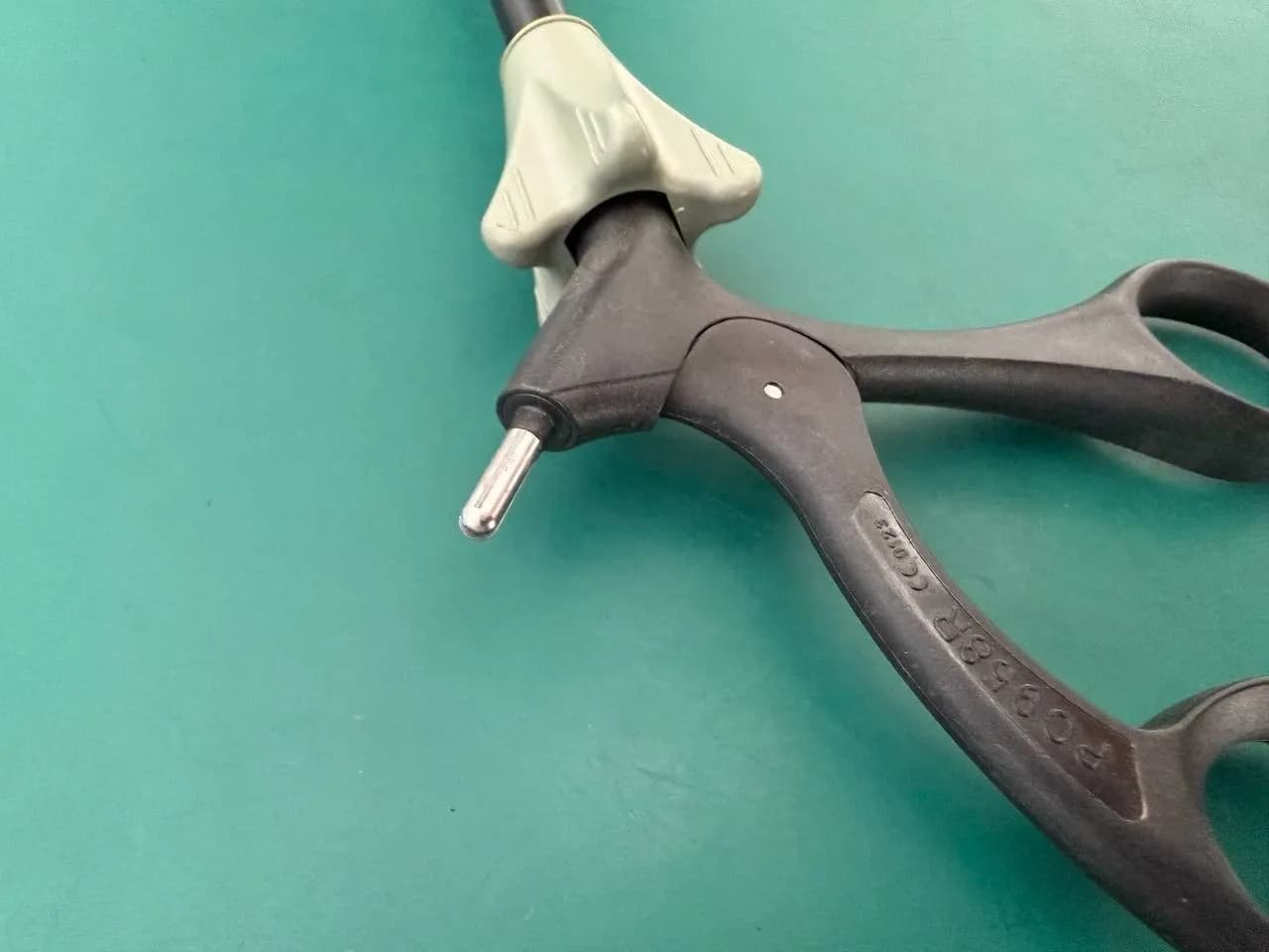 Затискач монополярний кігтьовий Aesculap PO623R ADTEC 2x3 зубці 10mm, ручка PO958R