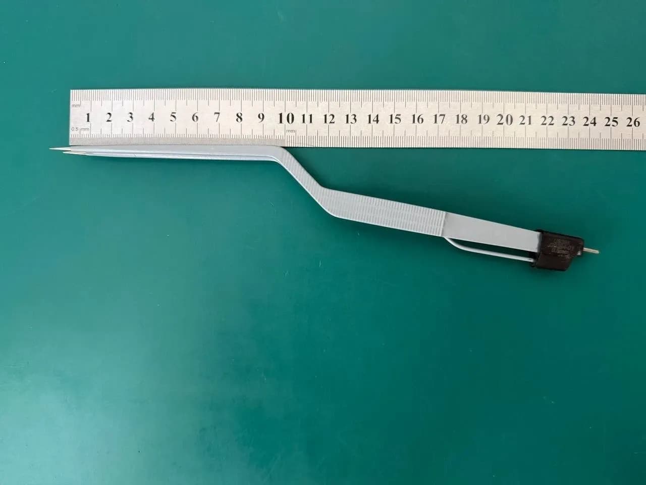Пінцет байонетний Aesculap US361 титановий ізольований 0.5mm круглий конектор 9-1/8"