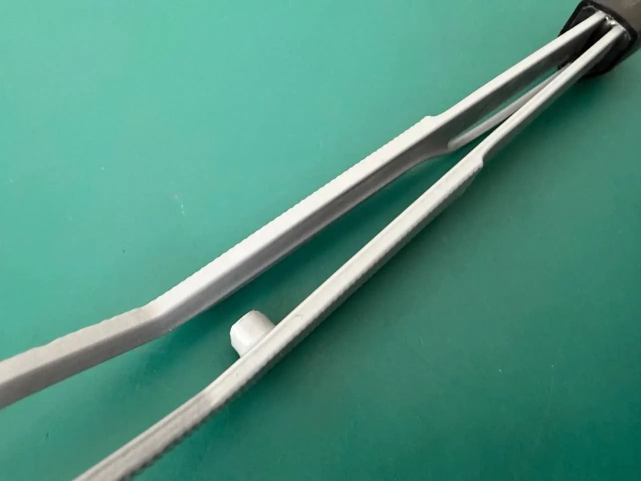 Пінцет байонетний Aesculap US361 титановий ізольований 0.5mm круглий конектор 9-1/8"