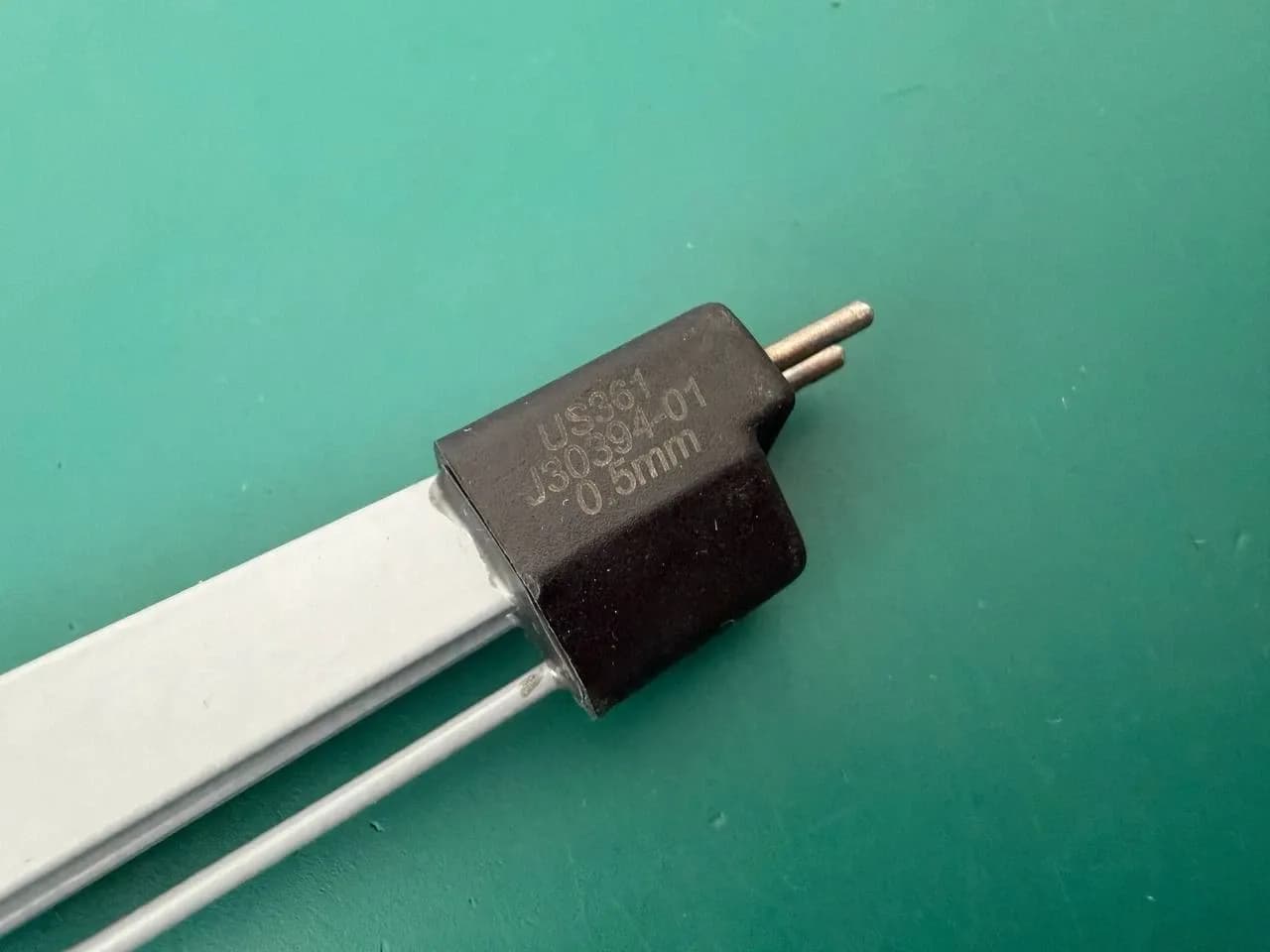 Пінцет байонетний Aesculap US361 титановий ізольований 0.5mm круглий конектор 9-1/8"