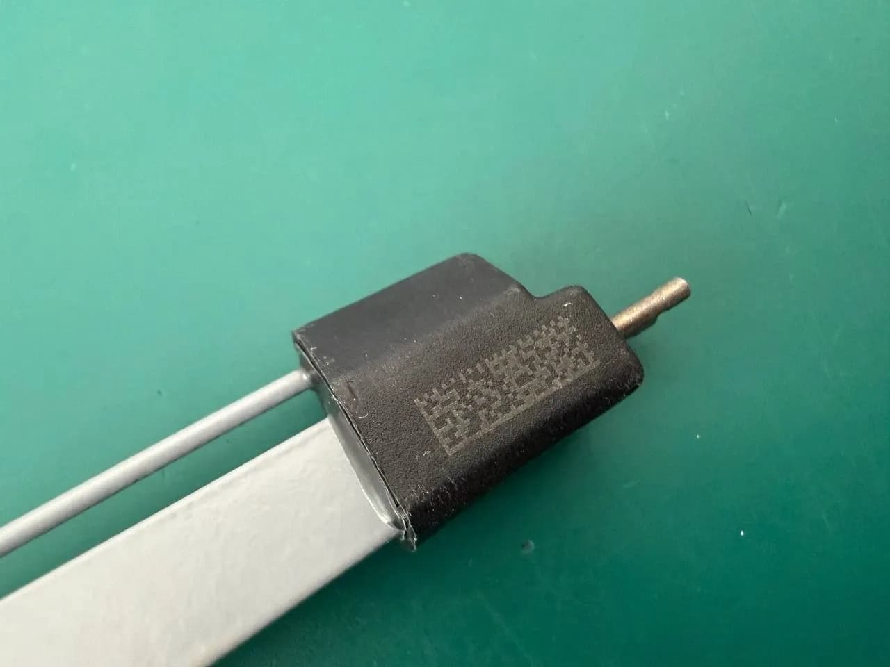 Пінцет байонетний Aesculap US361 титановий ізольований 0.5mm круглий конектор 9-1/8"