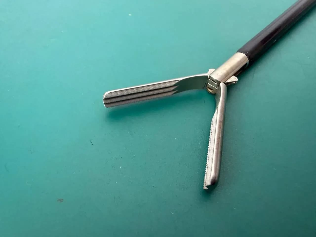Затискач Snowden-Pencer 90-5018 DeBakey Diamond-Line, 15-1/4″