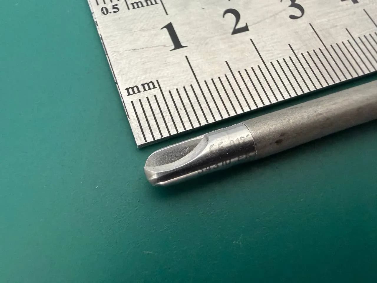 Гачкоподібні ножиці Karl Storz 34310 EK Clickline, 5 мм x 36 см, з металевою рукояткою 33131