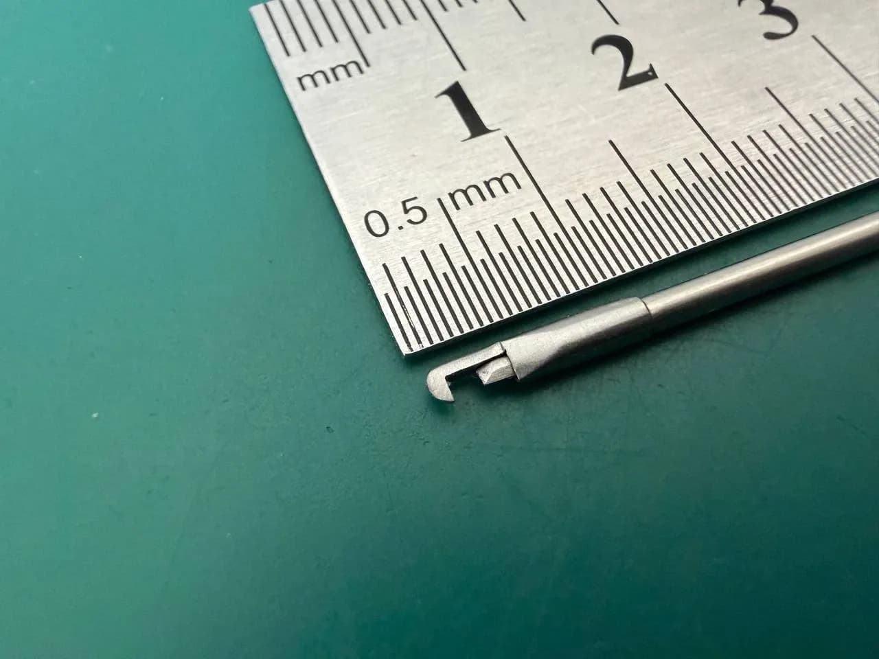 Кусачки для молоточка Aesculap OG301R Dieter, прямі, 90°, ріжуть донизу, 75mm