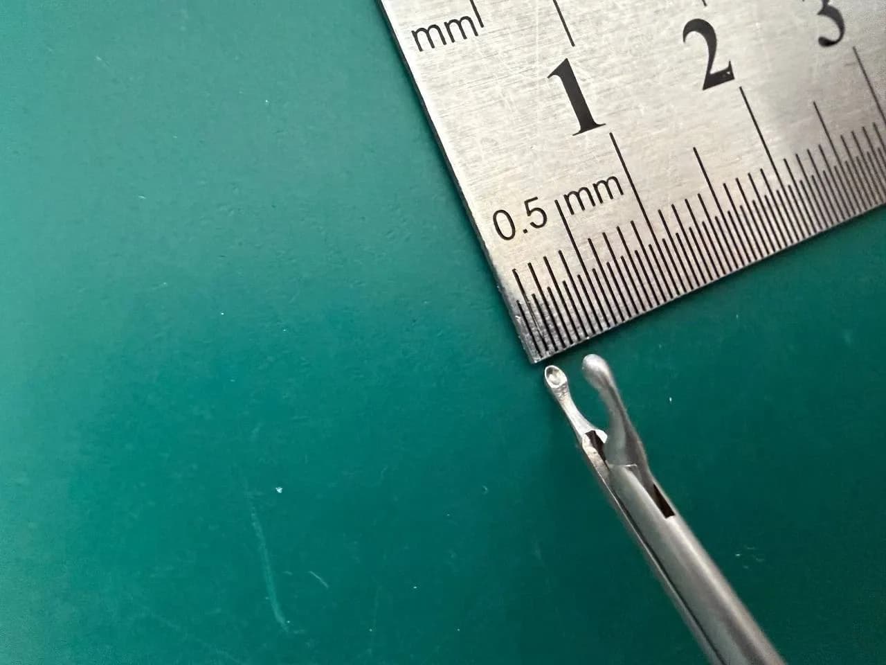 Мікропінцет-чашка Rhoton V. Mueller NL3785-023, прямий, шир. 1mm, довжина 5-3/8″