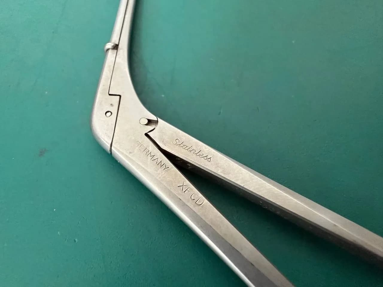 Мікропінцет-чашка Rhoton V. Mueller NL3785-023, прямий, шир. 1mm, довжина 5-3/8″