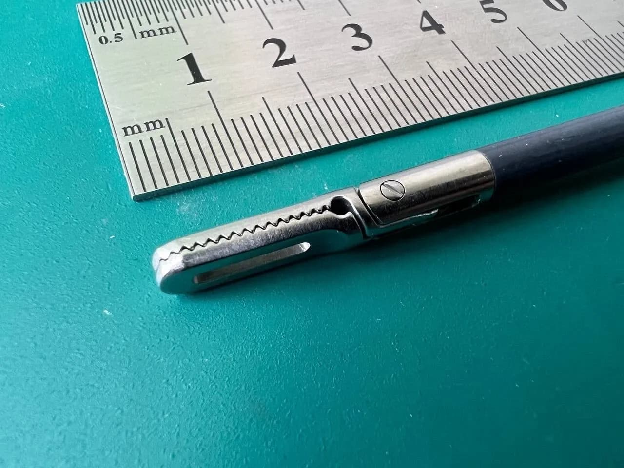 Затискач фенестрований Snowden-Pencer 90-7036, 5mm, 32cm, губка 16mm