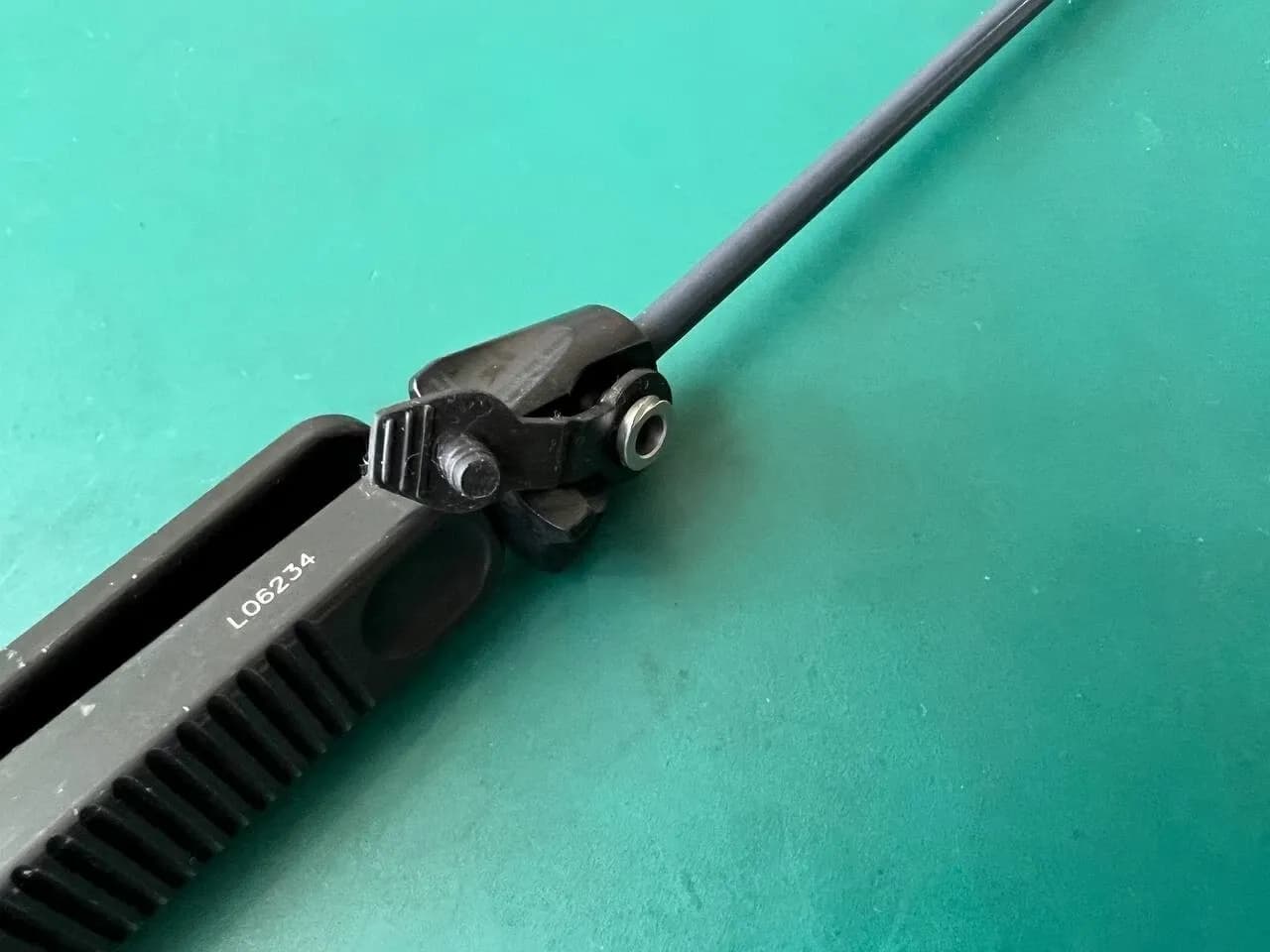 Затискач фенестрований Snowden-Pencer 90-7036, 5mm, 32cm, губка 16mm