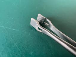 Затискач Jarit 625-143 Babcock лопатковий Roto-Lok, зубчастий, ізольований, 5mm, 15-1/2″