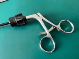 Затискач Jarit 625-143 Babcock лопатковий Roto-Lok, зубчастий, ізольований, 5mm, 15-1/2″
