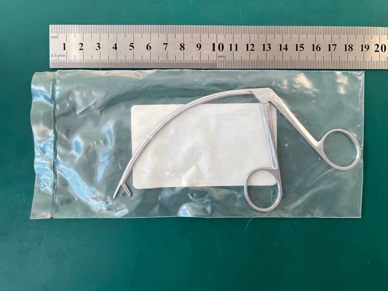Tendon Pulling Forceps Aesculap MB474R Curved Serrated