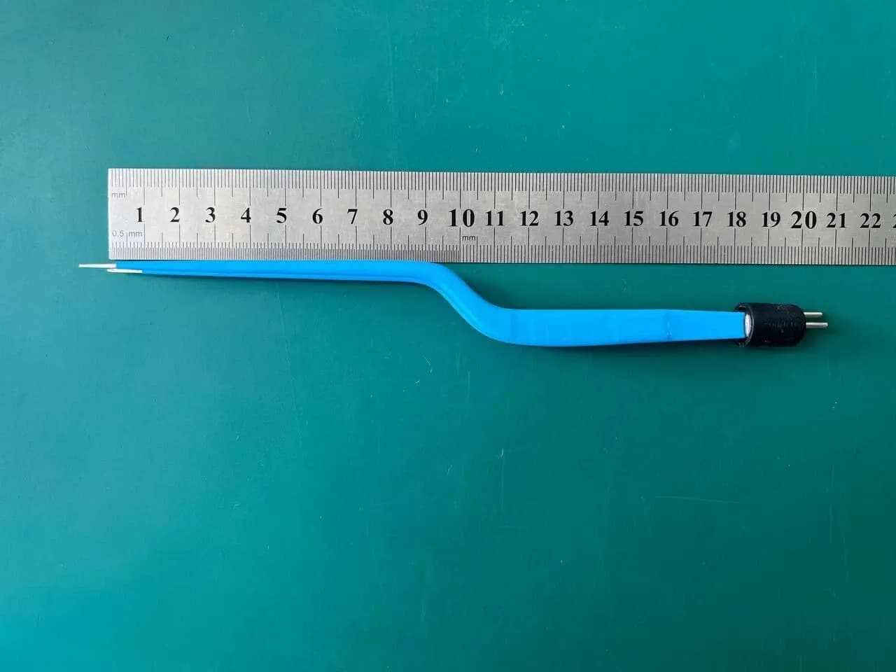 Conmed 60-5120-001 Bayonet Bipolar Forceps Hand Switching 0.7mm Tip 7.5” 19.1cm