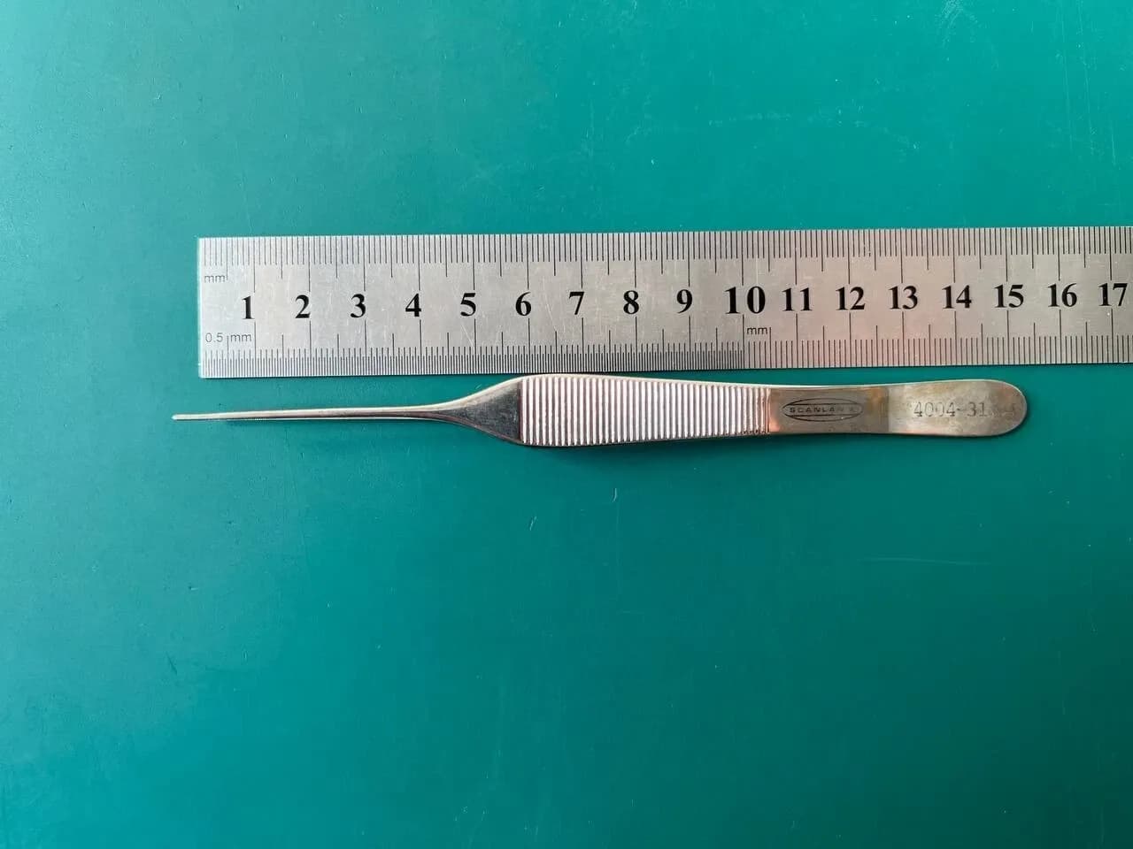 Scanlan 4004-31 Broli-Adson Forceps Flat handle, 1.2 mm serrated tips, 6″ 15 cm