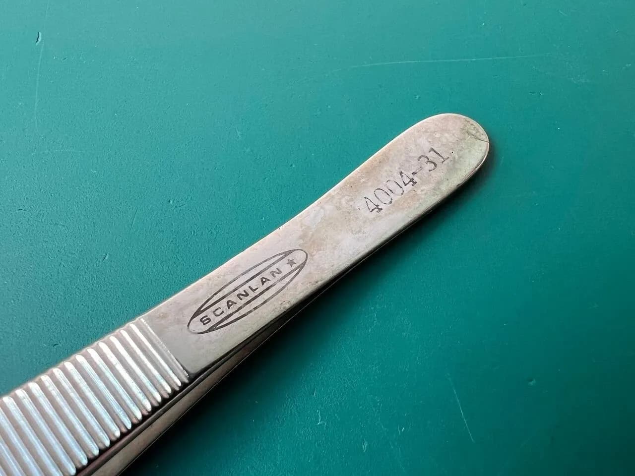 Scanlan 4004-31 Broli-Adson Forceps Flat handle, 1.2 mm serrated tips, 6″ 15 cm