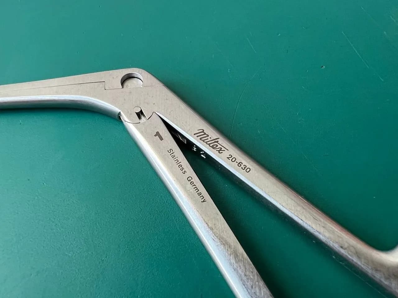 Затискач турбінатний Miltex 20-630 STRUYKEN, стрижень 4-1/2″ (11.4 cm), захват 1 x 15 mm