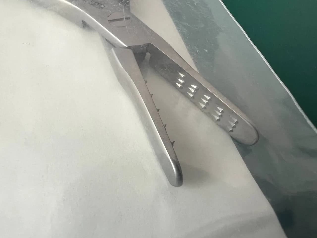 MILTEX 40-234 PLATYPUS Nail Pulling Forceps (140mm), Standard Jaws, 6.5mm wide