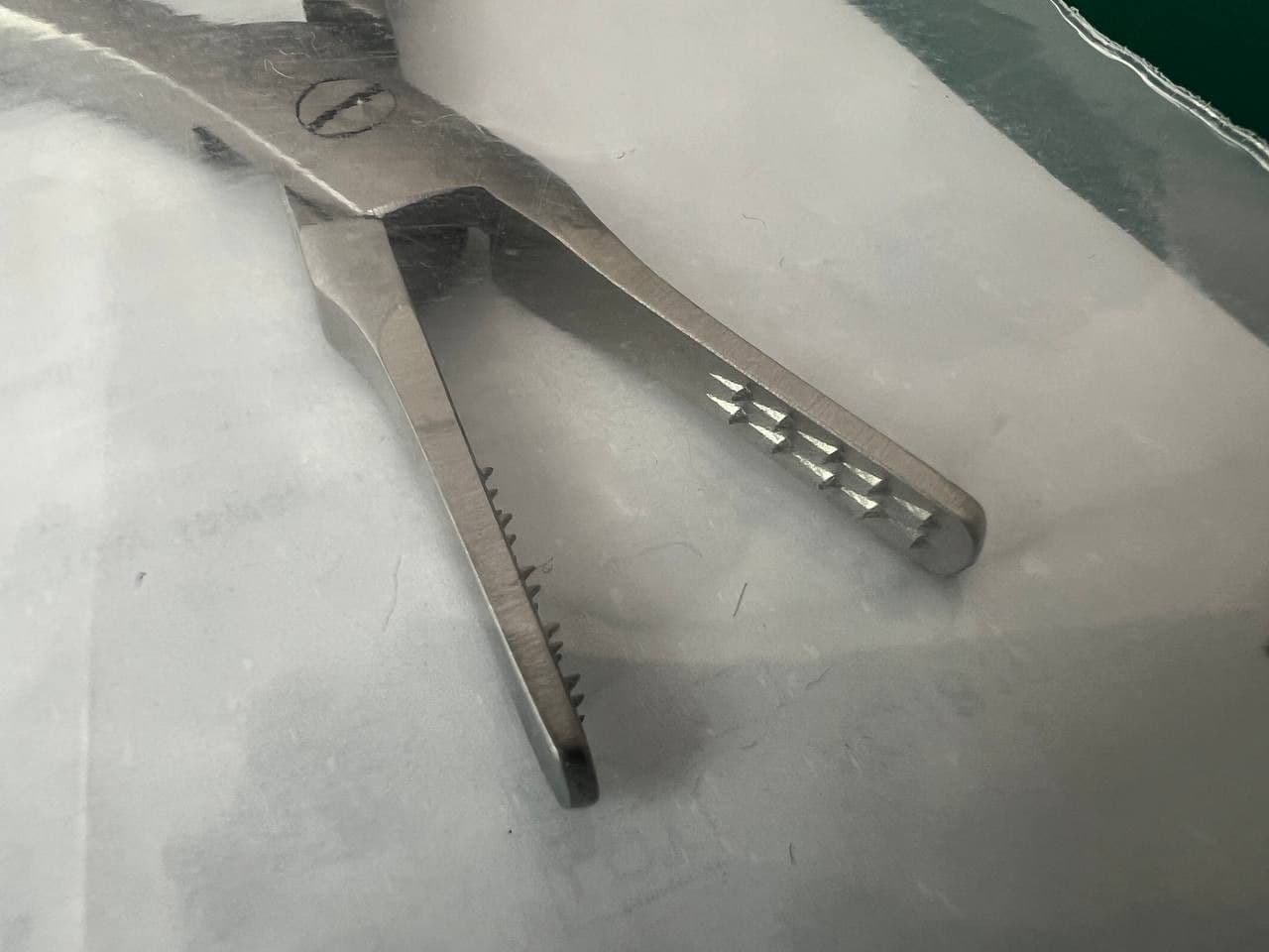 MILTEX 40-235 PLATYPUS Nail Pulling Forceps 140mm Narrow Jaws, 4.2 mm wide