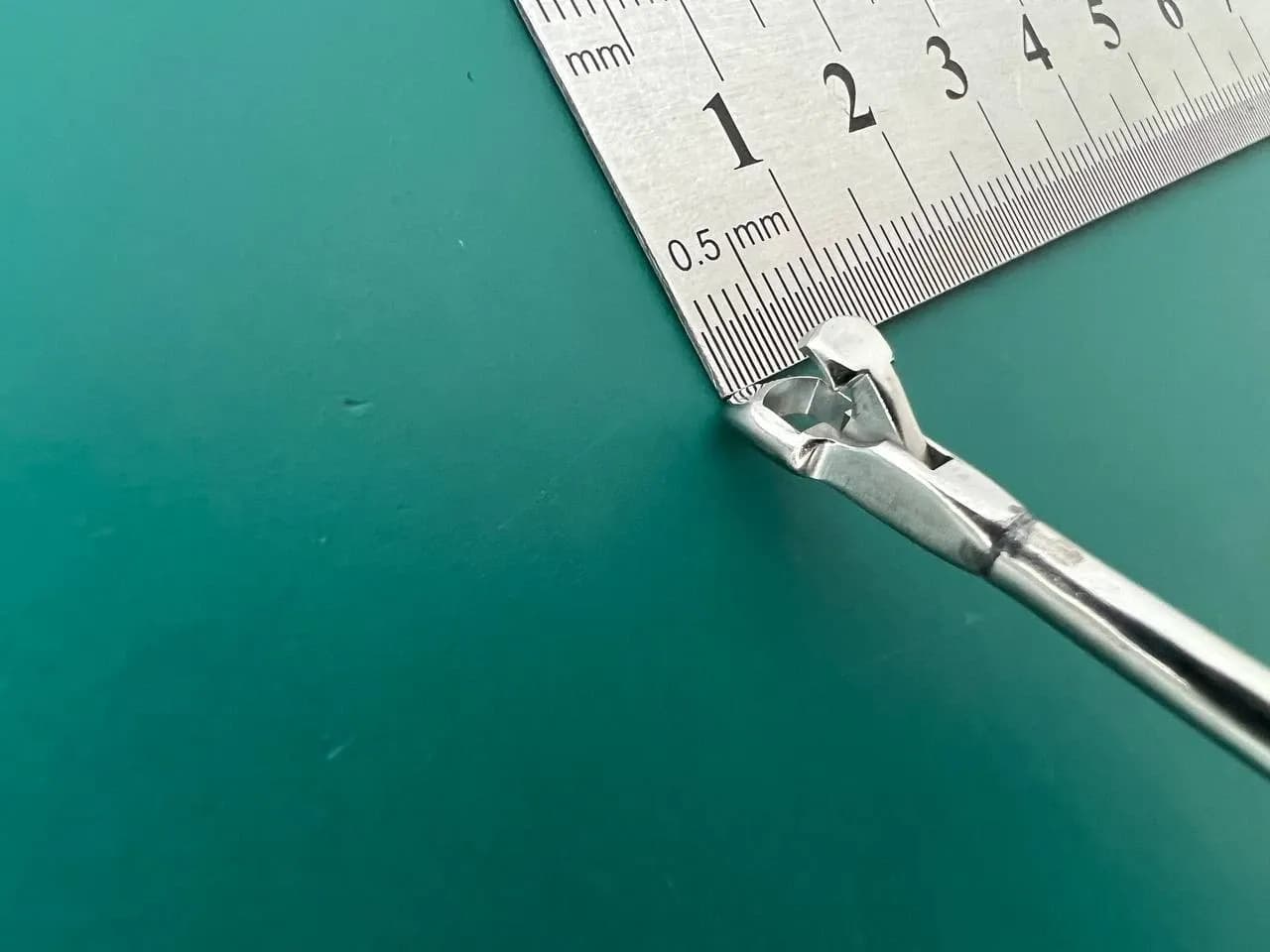 Пінцет Shutt-Linvatec 4.1002 прямий 3.4mm x 130mm