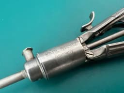 Голкотримач Karl Storz 26178ML Macro, 5mm, 43cm, бранші вигнуті вліво