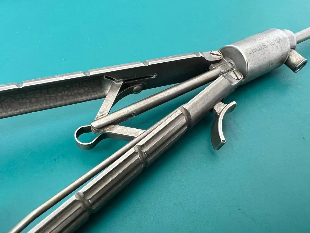Голкотримач Karl Storz 26178ML Macro, 5mm, 43cm, бранші вигнуті вліво