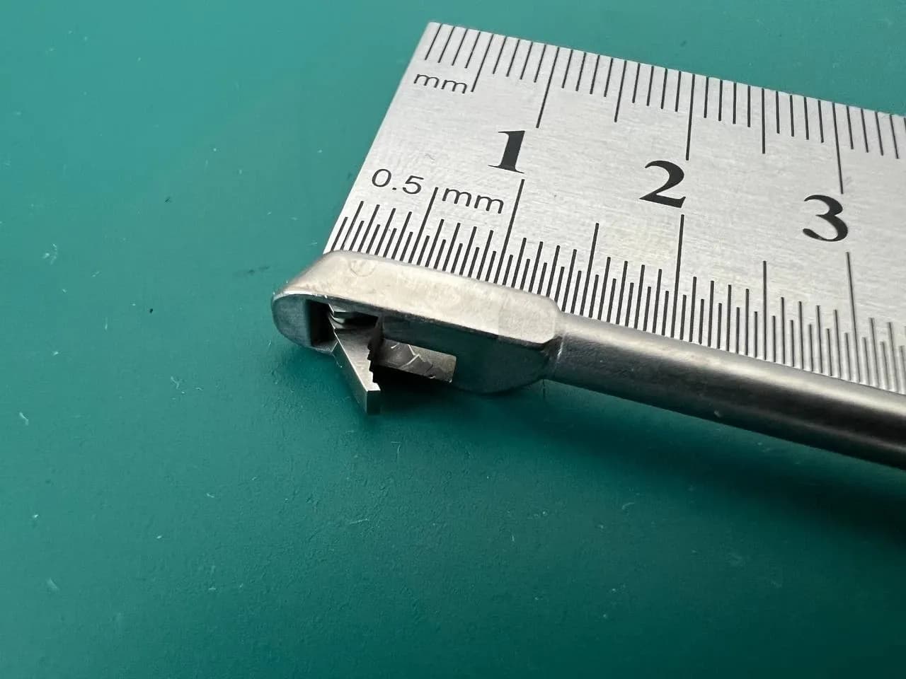 Ретроградний пінцет ConMed Shutt Linvatec C3007.1, прямий, правий прикус, 3.4mm 9"