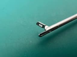 Затискач захоплювальний Linvatec 16.1001, прямий, без храповика, 130mm 2.75mm