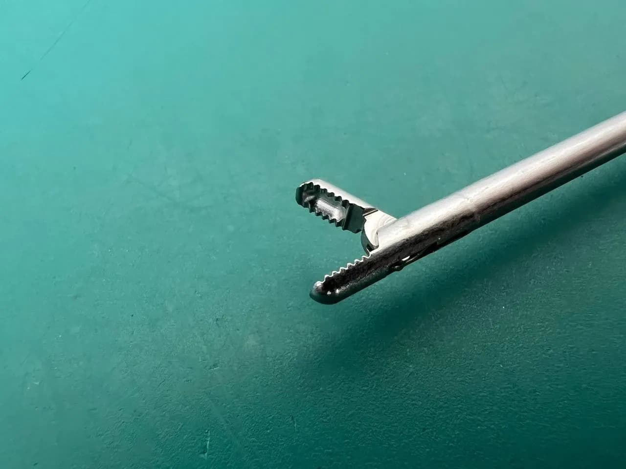 Затискач захоплювальний Linvatec 16.1001, прямий, без храповика, 130mm 2.75mm