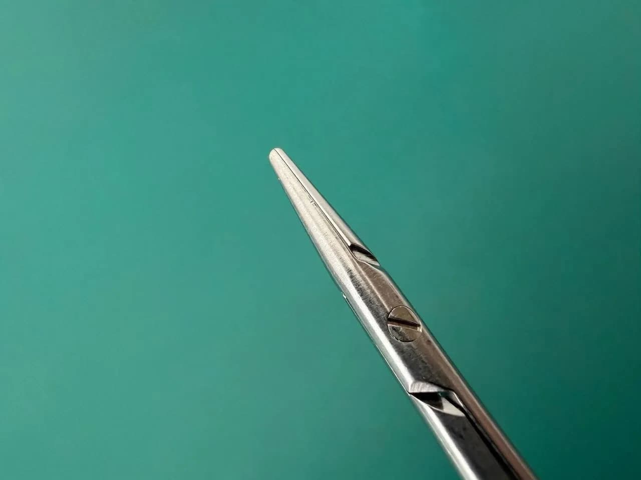 Aesculap FD048R Micro Needle Holder, straight, 200 mm (7 7/8")
