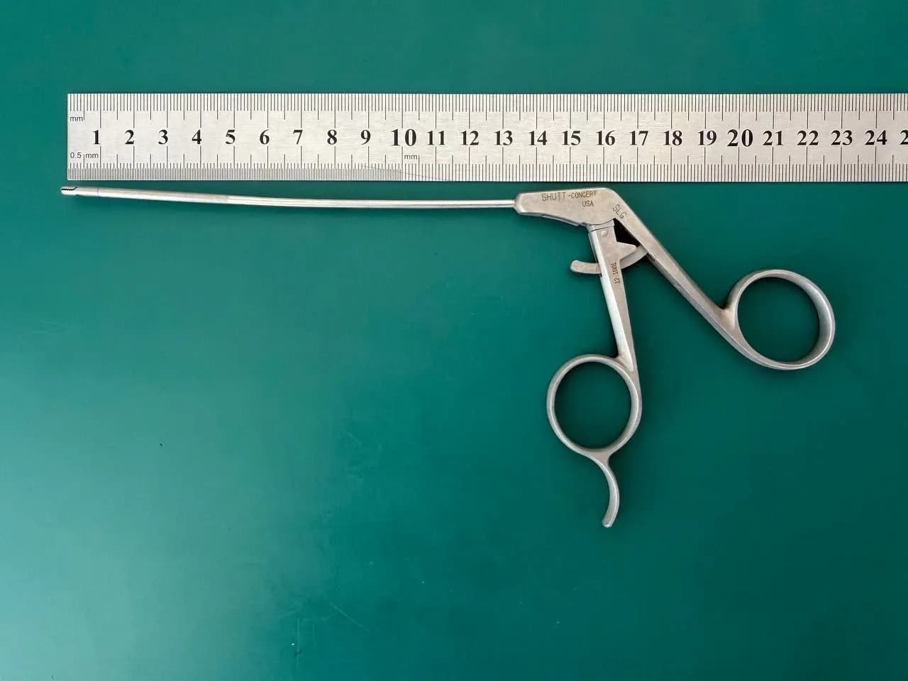ConMed SHUTT-Linvatec 12.1001 2.75mm Straight Grasping Forceps Arthroscopy 9"
