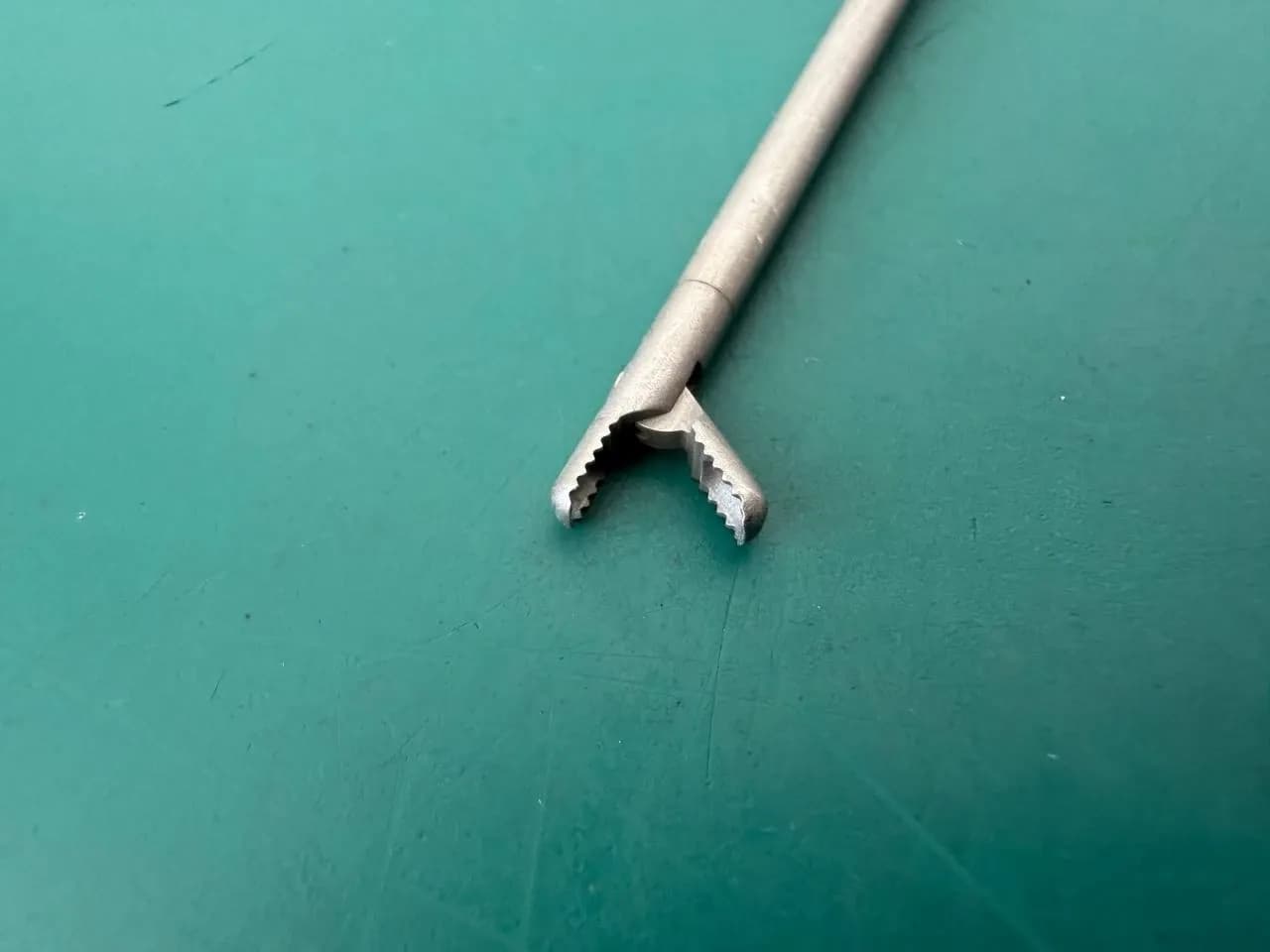 ConMed SHUTT-Linvatec 12.1001 2.75mm Straight Grasping Forceps Arthroscopy 9"