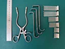 Pilling 35-1680 IMPROVED HENLY RETRACTOR WITH ARMS SPREAD OUTWARD