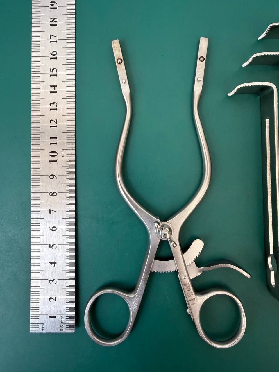 Pilling 35-1680 IMPROVED HENLY RETRACTOR WITH ARMS SPREAD OUTWARD