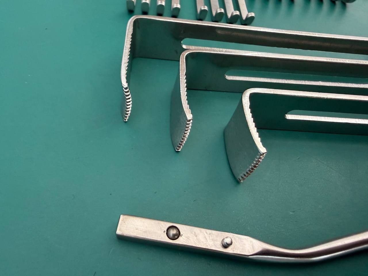 Pilling 35-1680 IMPROVED HENLY RETRACTOR WITH ARMS SPREAD OUTWARD