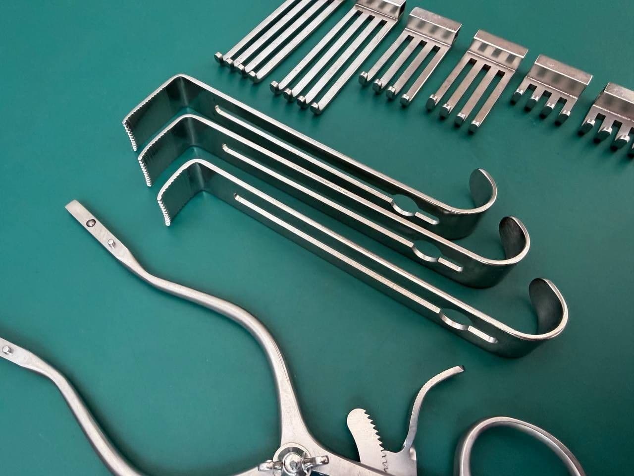 Pilling 35-1680 IMPROVED HENLY RETRACTOR WITH ARMS SPREAD OUTWARD