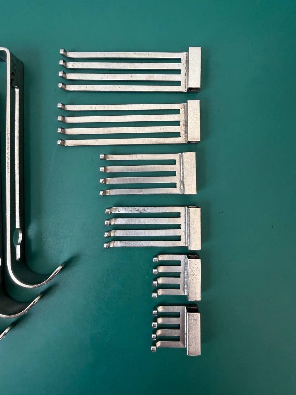 Pilling 35-1680 IMPROVED HENLY RETRACTOR WITH ARMS SPREAD OUTWARD