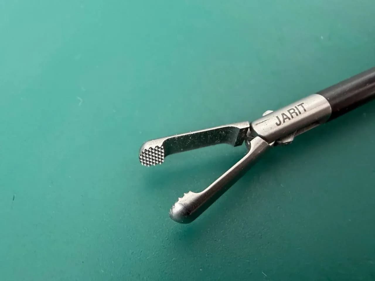 Затискач Jarit 600-123 Winer подвійної дії з ізоляцією 5mm