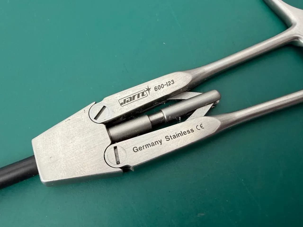 Затискач Jarit 600-123 Winer подвійної дії з ізоляцією 5mm