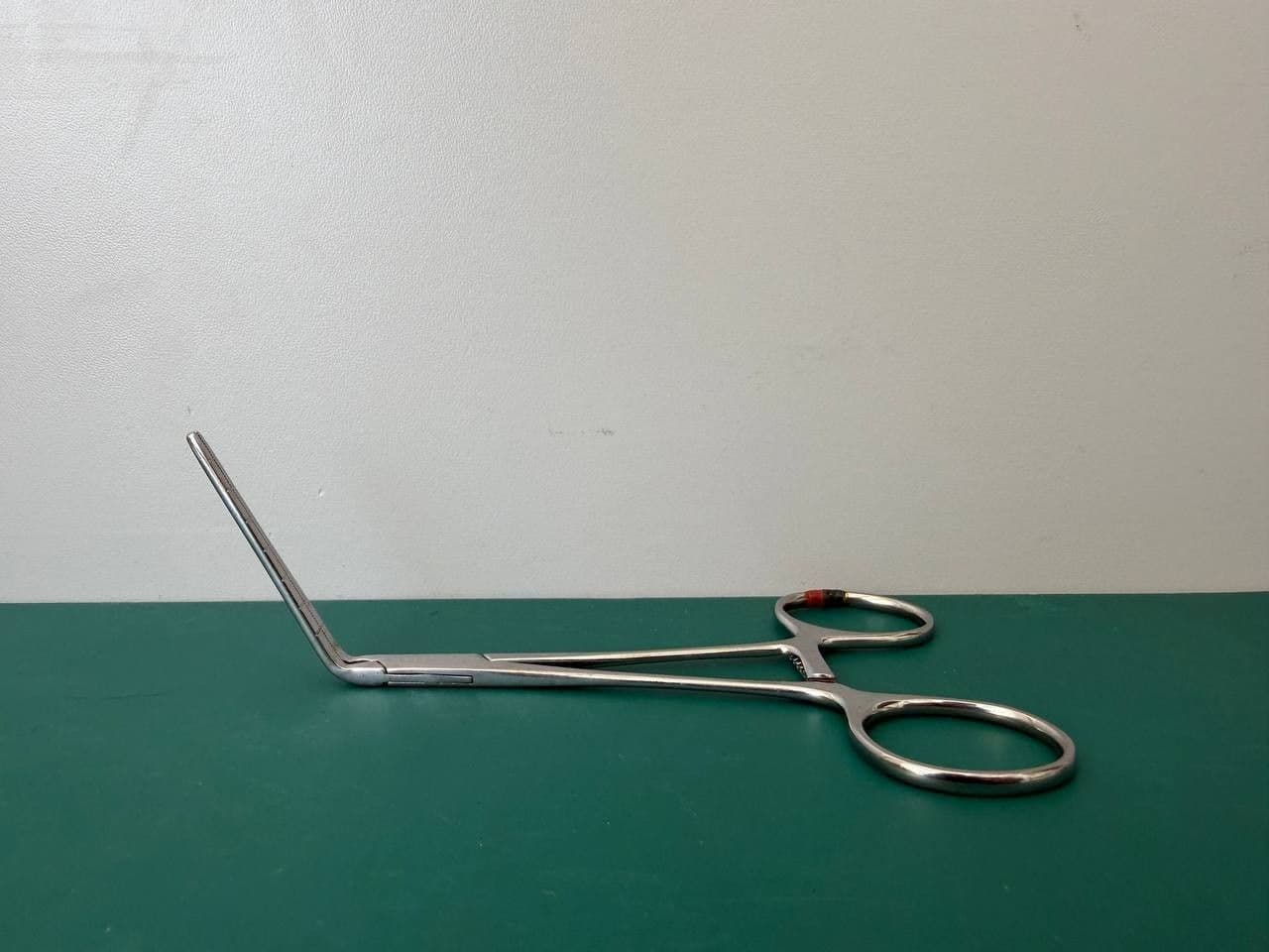 Судинний затискач SCANLAN 2002-236 Baby, губки під кутом 60°, 5-1/4″ (13.5 см)
