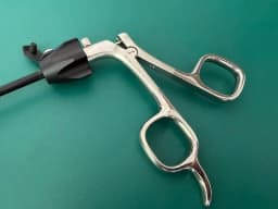 Затискач Snowden-Pencer 90-5018 DeBakey Diamond-Line, 15-1/4″