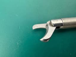 Гачкоподібні ножиці Karl Storz 34310 EK Clickline, 5 мм x 36 см, з металевою рукояткою 33131